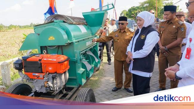 Khofifah Serahkan 39 Unit Alsintan ke Kelompok Tani di Blitar-Tulungagung