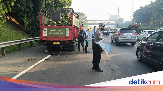 Truk Gas 'Nempel' Truk di Tol JORR, Sopir Tewas Terjepit di Kabin Kemudi