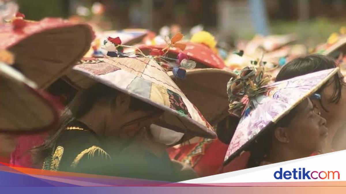 Mengenal Seraung, Topi Khas Dayak yang Unik