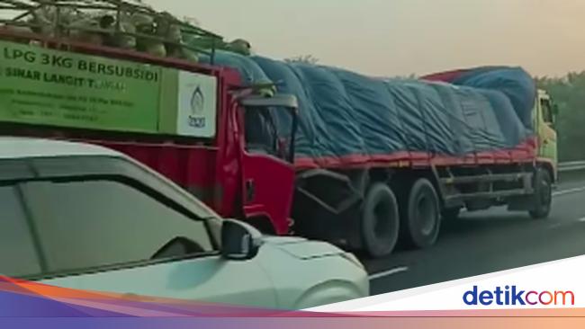 Ngeri Truk 'Nempel' Truk di Jalan Tol hingga Sopir Tewas Terjepit