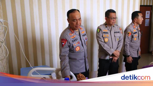 Wakapolri Jenguk 5 Polisi-1 Warga Korban Demo Depan DPR di RS Polri