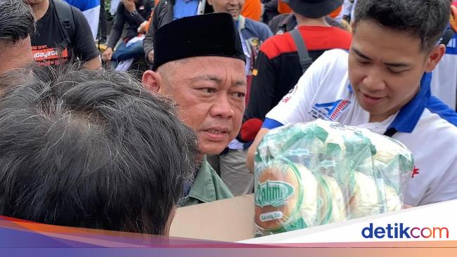 Bang Madun Gabung Lagi dengan Pendemo di Depan Gedung DPR RI