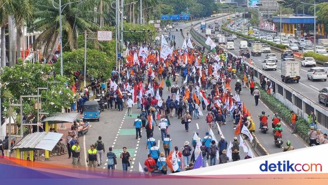Ada Demo Buruh di Depan DPR, TransJ Dialihkan Masuk ke Tol Dalkot