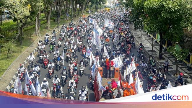 Demo Massa Buruh di Surabaya, Bawa Bendera One Piece-Tikus Berdasi