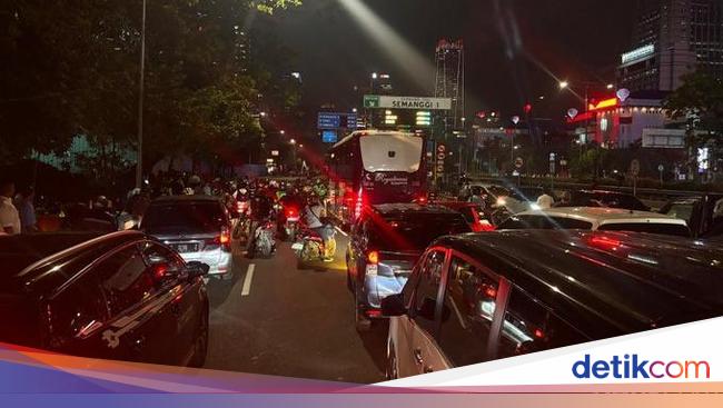 Imbas Demo, Lalin Jalan Gatot Subroto Arah Simpang Kuningan Ditutup
