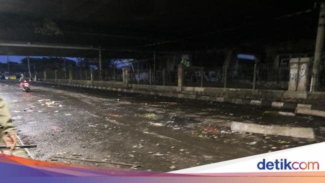 Jalan Pejompongan Porak Poranda Usai Ricuh Demo DPR, Batu-Kaca Berserakan