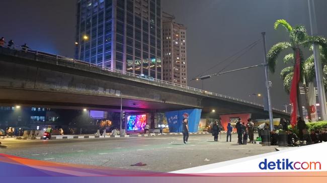 Massa Demo DPR Mulai Bubar, Lalin Tomang Arah Slipi Berangsur Normal