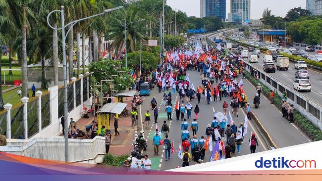 Massa Buruh Mulai Berdatangan, Lalin di Depan DPR Masih Dibuka