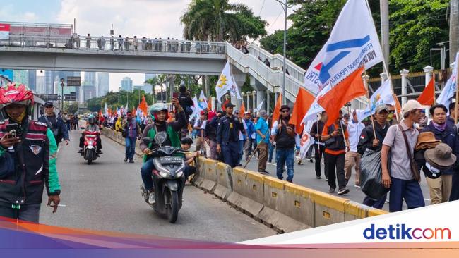 Jalan Gatsu Arah Slipi Mulai Dialihkan Imbas Demo di DPR, TransJ Masuk Tol