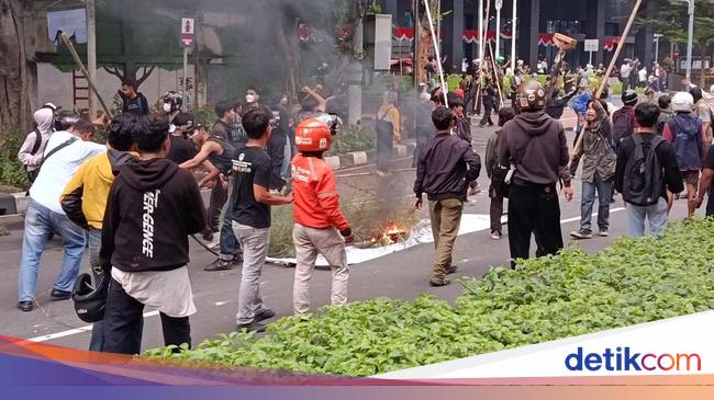 Massa Bertahan di Jalan Asia Afrika Senayan, Bakar Spanduk-Water Barrier