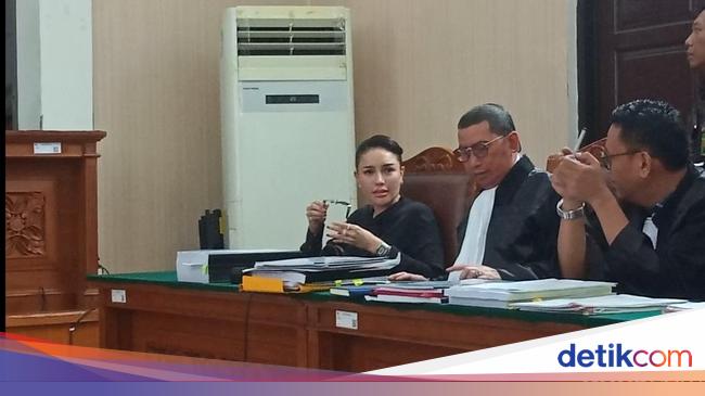 Nikita Mirzani Semprot Melvina Owner Skincare karena Ngaku Gak Baca Isi BAP