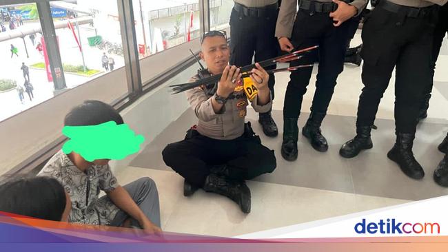 Pelajar Dicegah Ikut Demo di DPR Bawa Anak Panah hingga Botol, Untuk Apa?