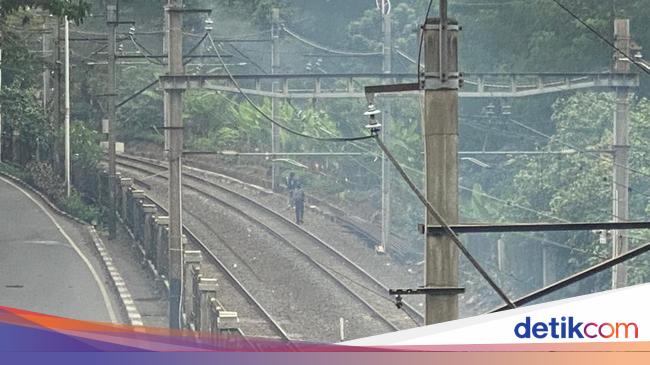 Pendemo Terobos Rel KA Pejompongan, Lempari Polisi Batu hingga Molotov