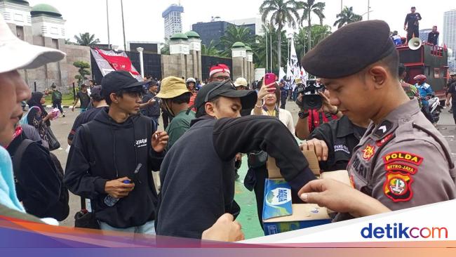 Aksi Simpatik Polisi Temui Massa Buruh di DPR, Bagikan Air Mineral dan Roti