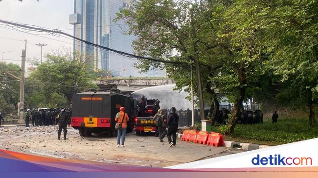 Massa Lempar Bom Molotov hingga Petasan ke Arah Polisi di Pejompongan