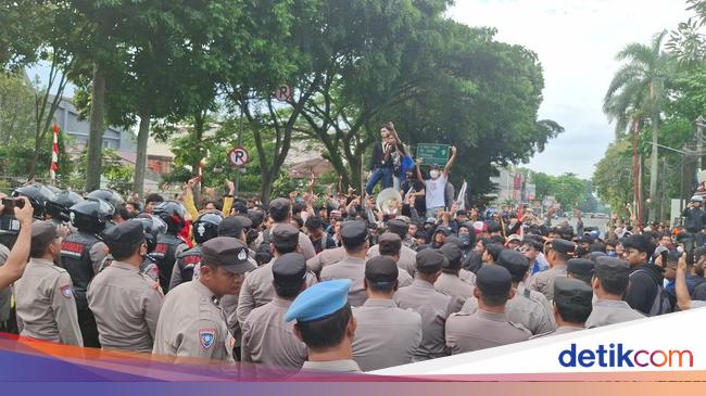 Personel Polisi-TNI Amankan Demo Dekat Istana Bogor, Lalin Dialihkan