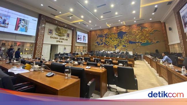 Rapat Baleg Dihadiri Fisik 2 Anggota DPR Saat Massa Demo, Sisanya Zoom