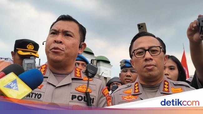 Polisi Tegaskan Demo Massa Buruh di Depan DPR Berjalan Kondusif