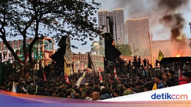 Hujan Deras, Massa Bela Ojol Tewas Dilindas Rantis Bertahan di Polda Metro