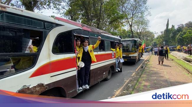 Naik Bus, BEM UI Berangkat ke Polda Metro untuk Demo