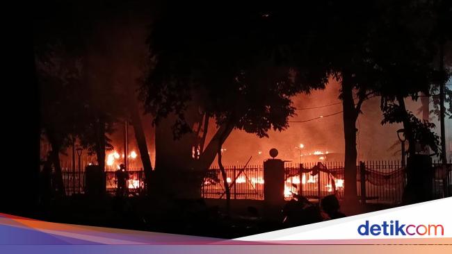 Situasi Panas Demo di Polda Metro: Petasan Meledak, Gas Air Mata Dilepas