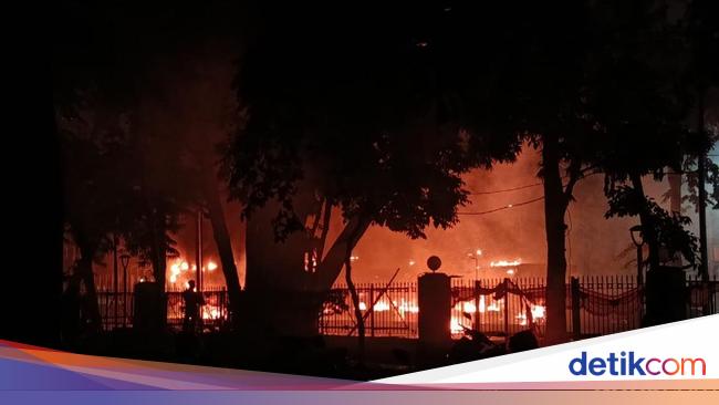 Jakarta Malam Ini: Halte dan Gerbang Tol Dibakar, Sebagian Transum Disetop