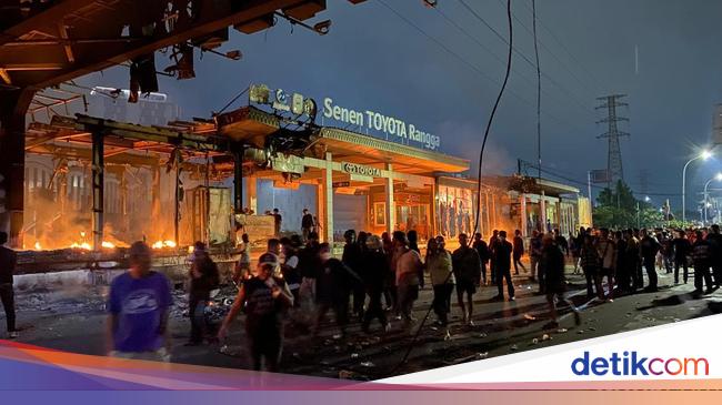 Massa Ricuh, Kini 5 Halte TransJakarta Terbakar dan Rusak
