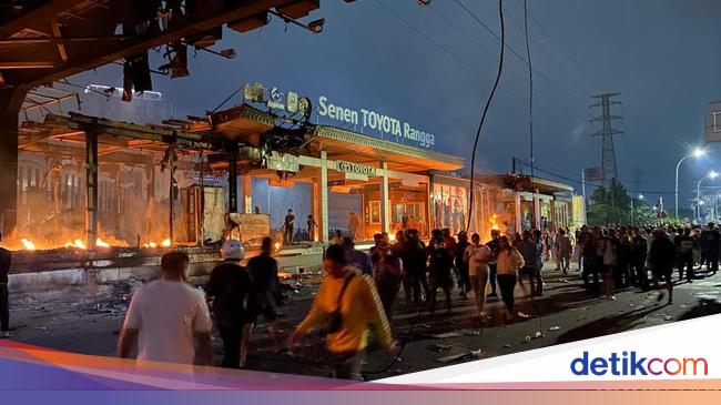 6トラ​​ンスジャカルタが火事で停止し、16人がデモリチュの後に損傷を受けました