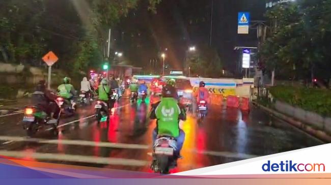 Iring-iringan Ojol Kawal Ambulans Jenazah Affan Kurniawan ke Rumah Duka