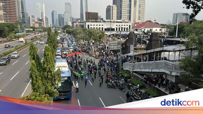 Jalan Gatot Subroto Tersendat Imbas Demo Mahasiswa di Polda Metro Jaya