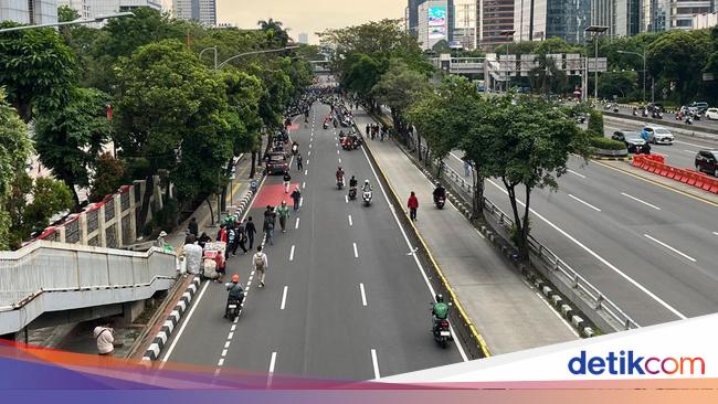 Demo Depan Polda Metro, Jalan Gatot Subroto Arah Slipi Ditutup