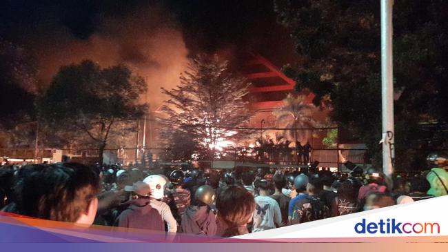 Ricuh, Gedung DPRD Sulsel Juga Kebakaran