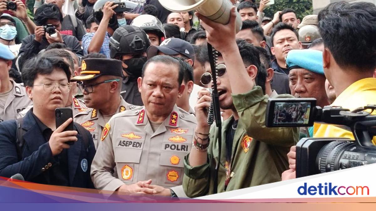 Kapolda Temui Massa Bela Affan Kurniawan yang Demo di Polda Metro