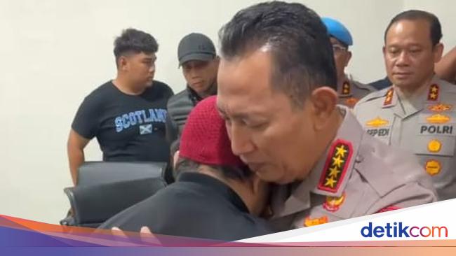 Kapolri Peluk dan Minta Maaf ke Keluarga Ojol yang Tewas Dilindas Rantis