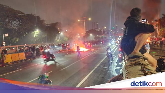 Situasi Jakarta Tengah Malam Ini: Massa di Polda-DPR Bertahan, Kwitang Bubar