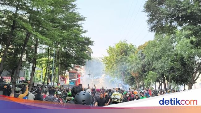 Demo di Mako Brimob Kwitang Memanas, Saling Balas Petasan dan Gas Air Mata