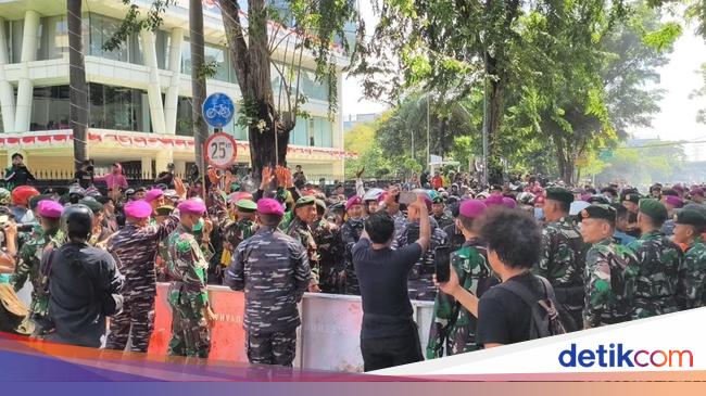 Personel Marinir Coba Tenangkan Massa Aksi Depan Mako Brimob di Kwitang