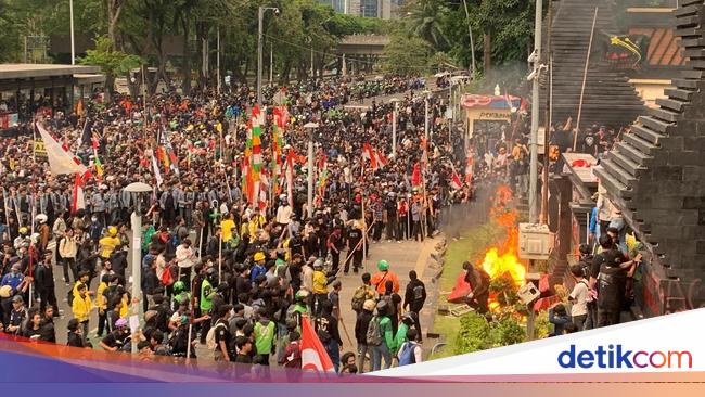 Massa Demo Bakar Barier dan Pagar di Polda Metro Jaya