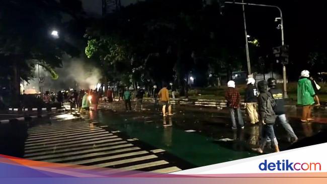 Situasi Terkini di Mako Brimob Kwitang, Massa Bertahan hingga Dini Hari