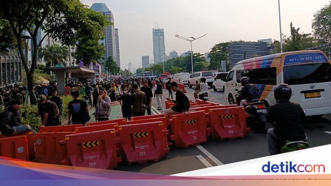 Setengah Jalan Diblokade Massa Demo Polda Metro, Lalin Jalan Sudirman Macet