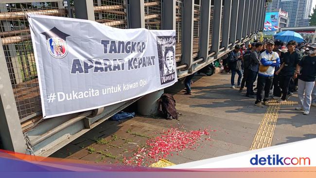 Massa Tabur Bunga Depan Polda Metro, Tuntut Usut Tuntas Kasus Affan