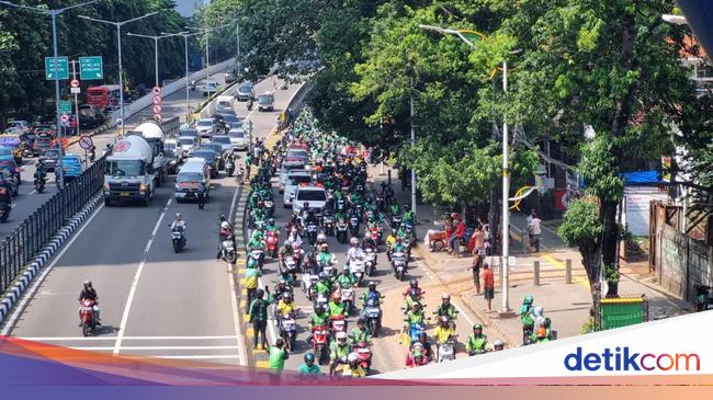 Penampakan Lautan Ojol Antar Jenazah Affan Kurniawan ke Peristirahatan Terakhir