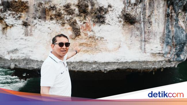 Menbud Tinjau Langsung Situs Gambar Cadas Prasejarah di Raja Ampat