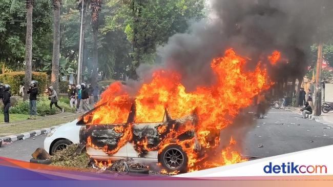 Mobil Terbakar di Demo Markas Brimob Kwitang, Asap Hitam Membubung