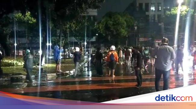 Ojol Tewas Dilindas Rantis, Rekan-rekannya Datangi Mako Brimob Kwitang