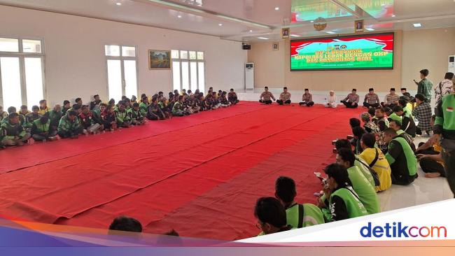 Polisi dan Massa Ojol di Lebak Banten Doa Bersama untuk Affan Kurniawan