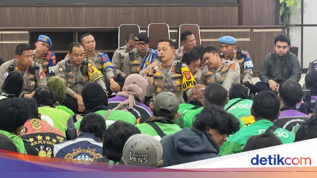 Aksi Demo Berujung Damai, Massa Ojol Salat Gaib Bareng Polres Bogor untuk Affan