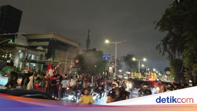 Massa Bakar Ban Lagi di Jalan Otista Jaktim, Lalin ke Kampung Melayu Macet