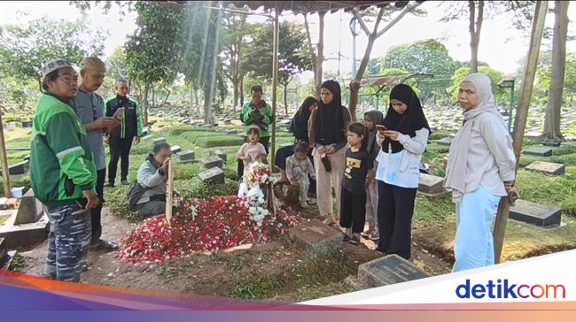 Warga dan Rekan Ojol Ramai Ziarah ke Makam Affan yang Tewas Dilindas Rantis