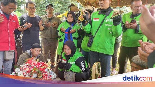 Tangis Haru Rekan Ojol di Pusara Affan Kurniawan Korban Rantis Brimob